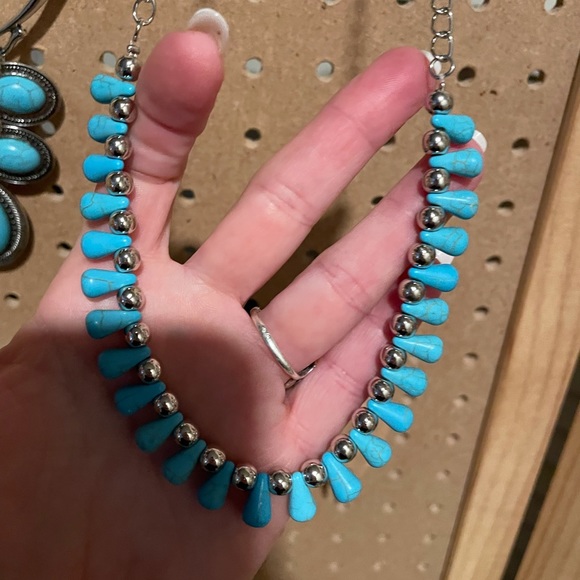 Short turquoise crackle stone “tooth” necklace. Very lightweight.